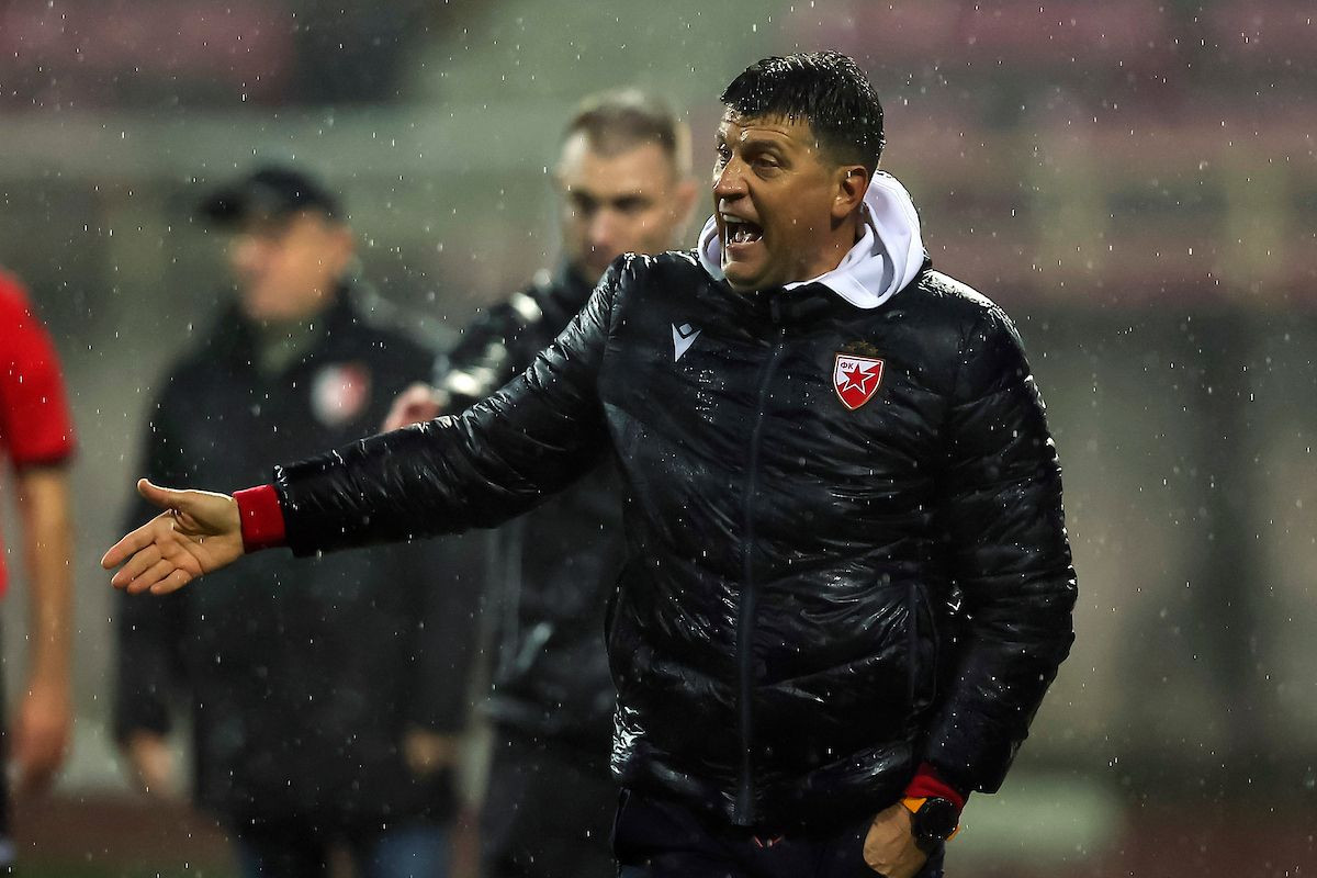 Milojević stao pred mikrofon nakon debakla u Novom Sadu i rekao samo dvije rečenice Milojević stao pred mikrofon nakon debakla u Novom Sadu i rekao samo dvije rečenice