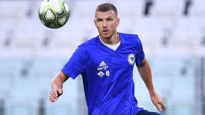 Džeko se pohvalio potpisom, Zmajevi mu "okupirali" profil
