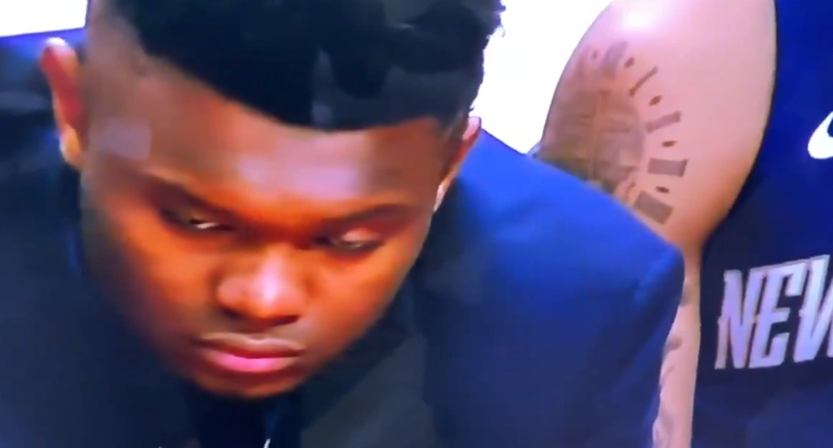 Zion Williamson skoro zaspao na klupi dok čeka debi u NBA ligi