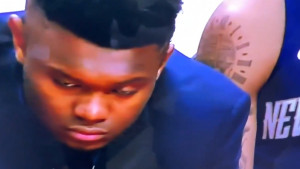 Zion Williamson skoro zaspao na klupi dok čeka debi u NBA ligi