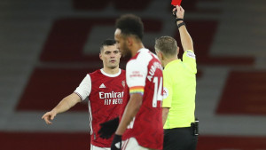 Arsenal nikad lošiji: Autogol Aubameyanga i novi poraz, Xhaka idiotskim potezom razbijesnio navijače