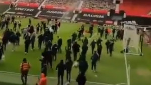 Haos u Manchesteru: Navijači upali na Old Trafford, traže odlazak vlasnika kluba