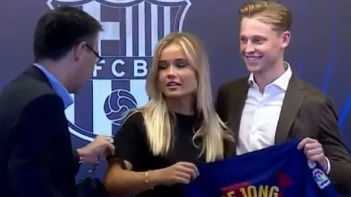 Predsjednik Barcelone prekinuo fotografisanje i skinuo torbicu s ramena De Jongove djevojke
