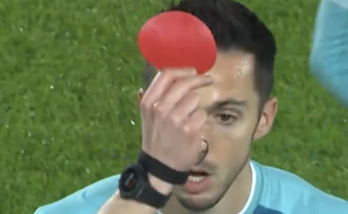 Fudbalski presedan u FA Cupu - Pokazan je okrugli crveni karton!