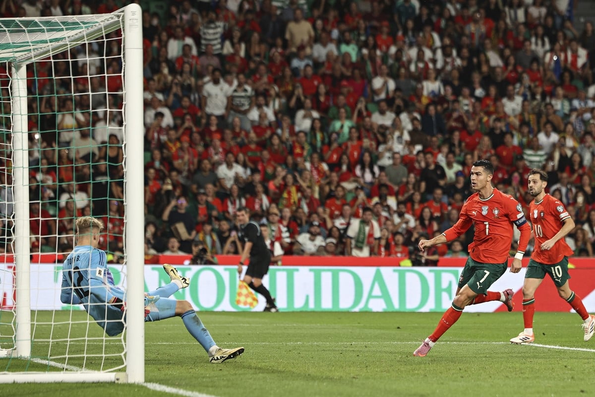 Sjajni Ronaldo je večeras još jednom pokazao da su godine samo broj - "Sam" je preokrenuo utakmicu Sjajni Ronaldo je večeras još jednom pokazao da su godine samo broj - "Sam" je preokrenuo utakmicu
