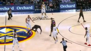 Nikola Jokić odigrao maestralan meč, a onda je isključen jer je izgubio živce i nasrnuo na Morrisa
