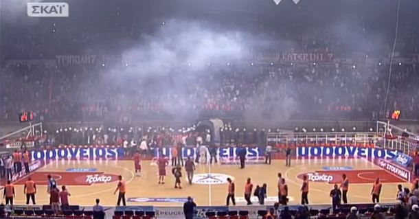 Prekinut grčki derbi, igrači bježali od petardi i baklji Prekinut grčki derbi, igrači bježali od petardi i baklji