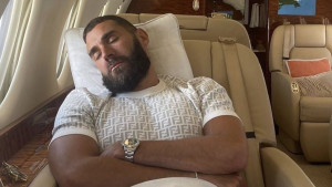 Benzema izbrisao fotografiju iz aviona jer su svi vidjeli žensku nogu na neprimjerenom mjestu