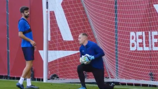 Samo ga zbunjeno gledao: Pique nije mogao da vjeruje šta je Ter Stegen odbranio
