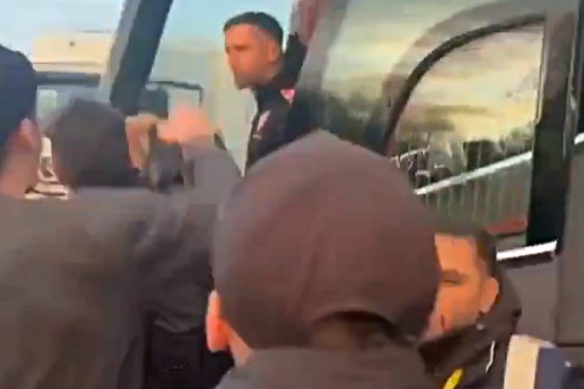 Ružne scene nakon utakmice: Navijači Burnleya napali Ahmedhodžića i društvo kod autobusa Ružne scene nakon utakmice: Navijači Burnleya napali Ahmedhodžića i društvo kod autobusa