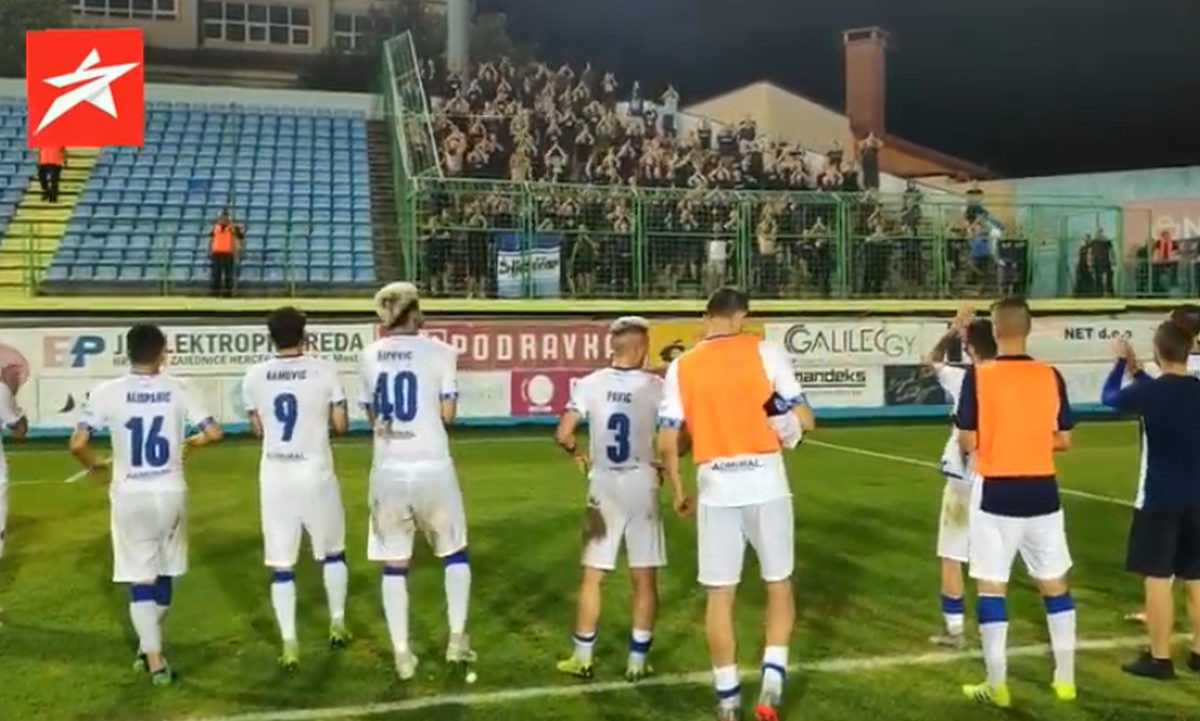 Manijaci nakon iscrpljujuće utakmice na Pecari od igrača traže samo jedno Manijaci nakon iscrpljujuće utakmice na Pecari od igrača traže samo jedno