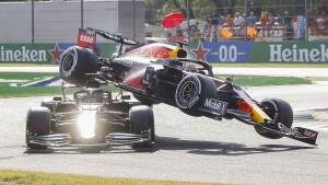 Hamilton ne krije zadovoljstvo zbog kazne Verstappenu 