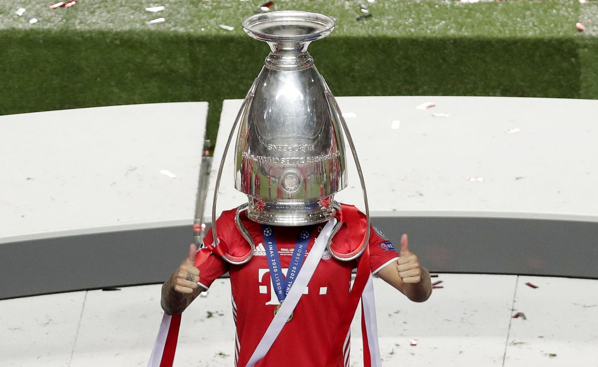 Nešto najluđe do sada: Fudbaler Bayerna "nabio" pehar na glavu