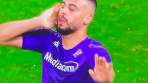 Igrač Fiorentine zabio gol, pa tokom slavlja ismijavao VAR, mogao bi biti žestoko kažnjen!