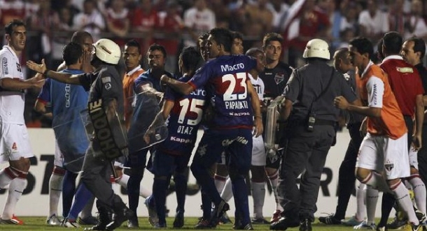 Copa Sudamericana - Policija povlačila pištolje na igrače