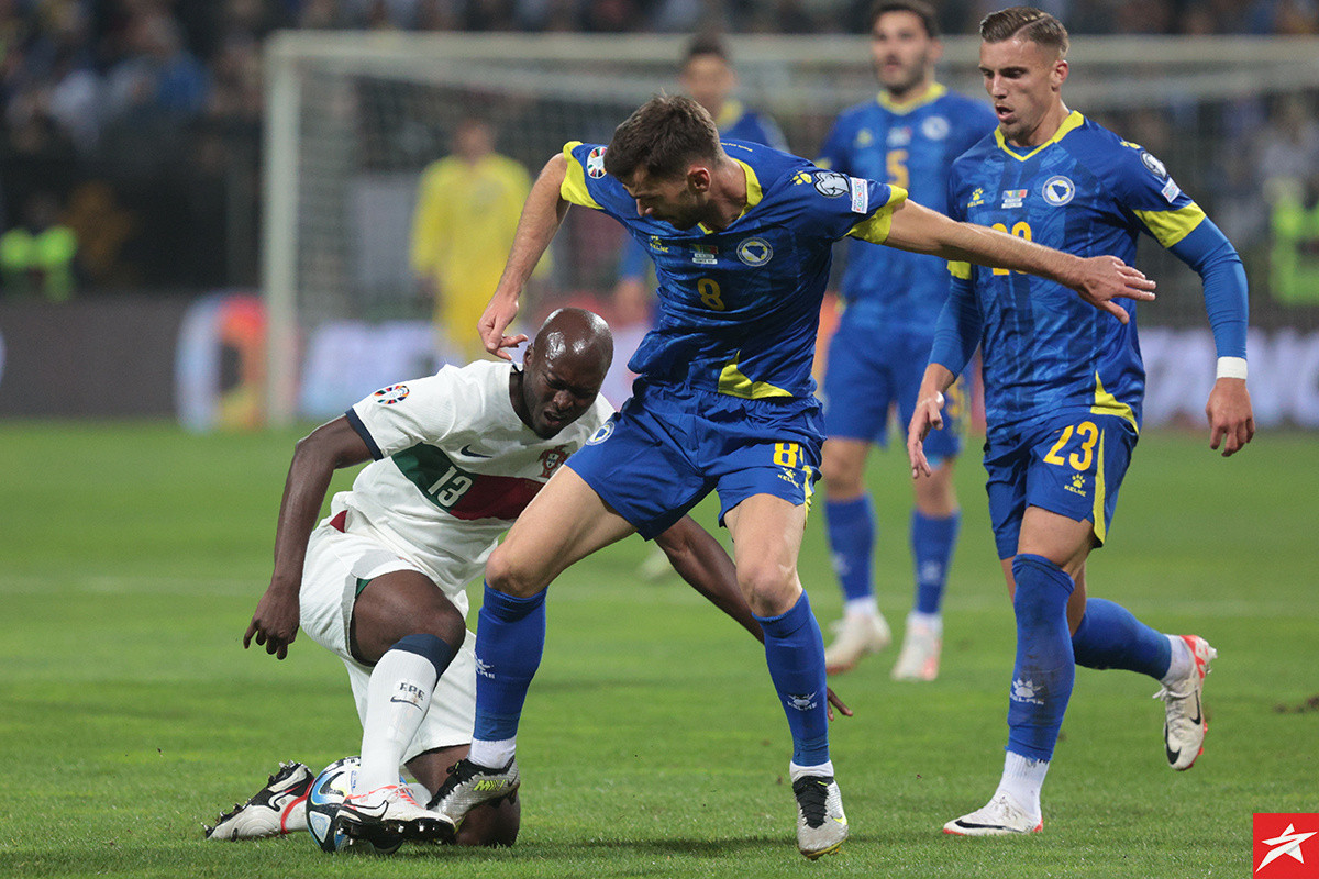 Na velika vrata se vratio u reprezentaciju BiH, sada pravi transfer u Saudijsku Arabiju? Na velika vrata se vratio u reprezentaciju BiH, sada pravi transfer u Saudijsku Arabiju?