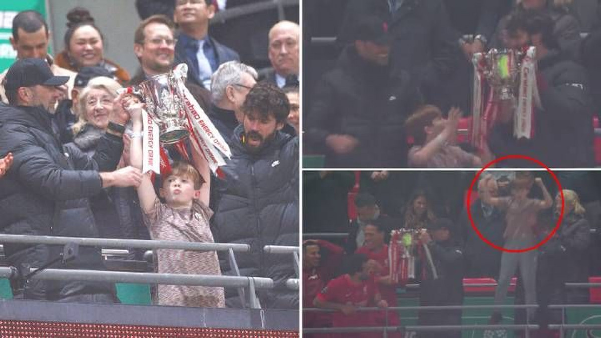 Dan koji će pamtiti zauvijek: Dječak objasnio kako je uspio da s igračima Liverpoola podigne trofej Dan koji će pamtiti zauvijek: Dječak objasnio kako je uspio da s igračima Liverpoola podigne trofej