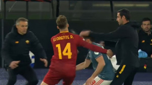 Mourinhov pomoćnik udario u glavu igrača Feyenoorda, sudija ga odmah isključio!