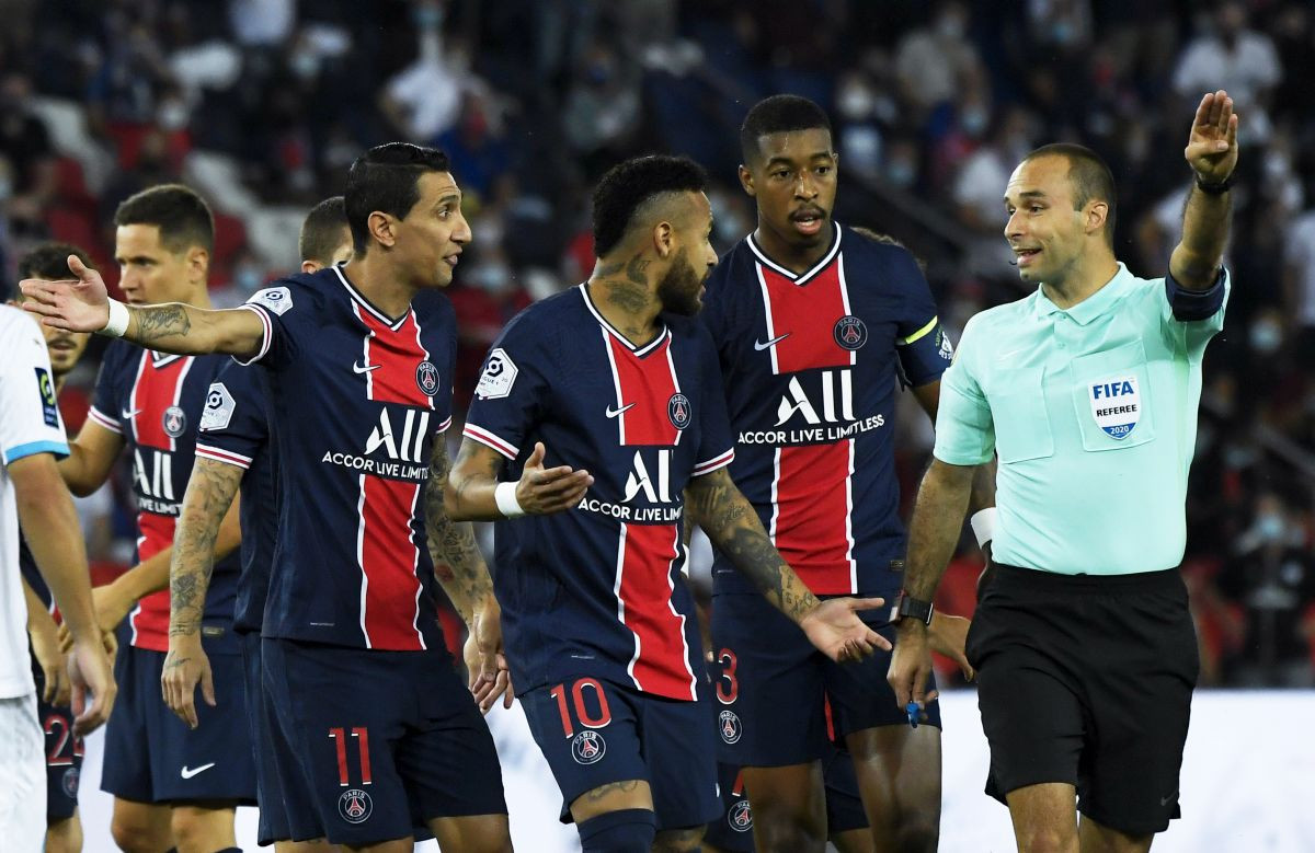 Igrači PSG-a i Marseillea izazvali haos, a najgore je prošao nesretni sudija sa meča Igrači PSG-a i Marseillea izazvali haos, a najgore je prošao nesretni sudija sa meča