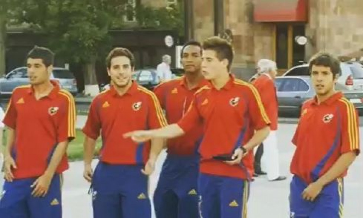 Igrao u reprezentaciji s Jordijem Albom, De Geom i Azpilicuetom, pa ga fudbalski put doveo u BiH