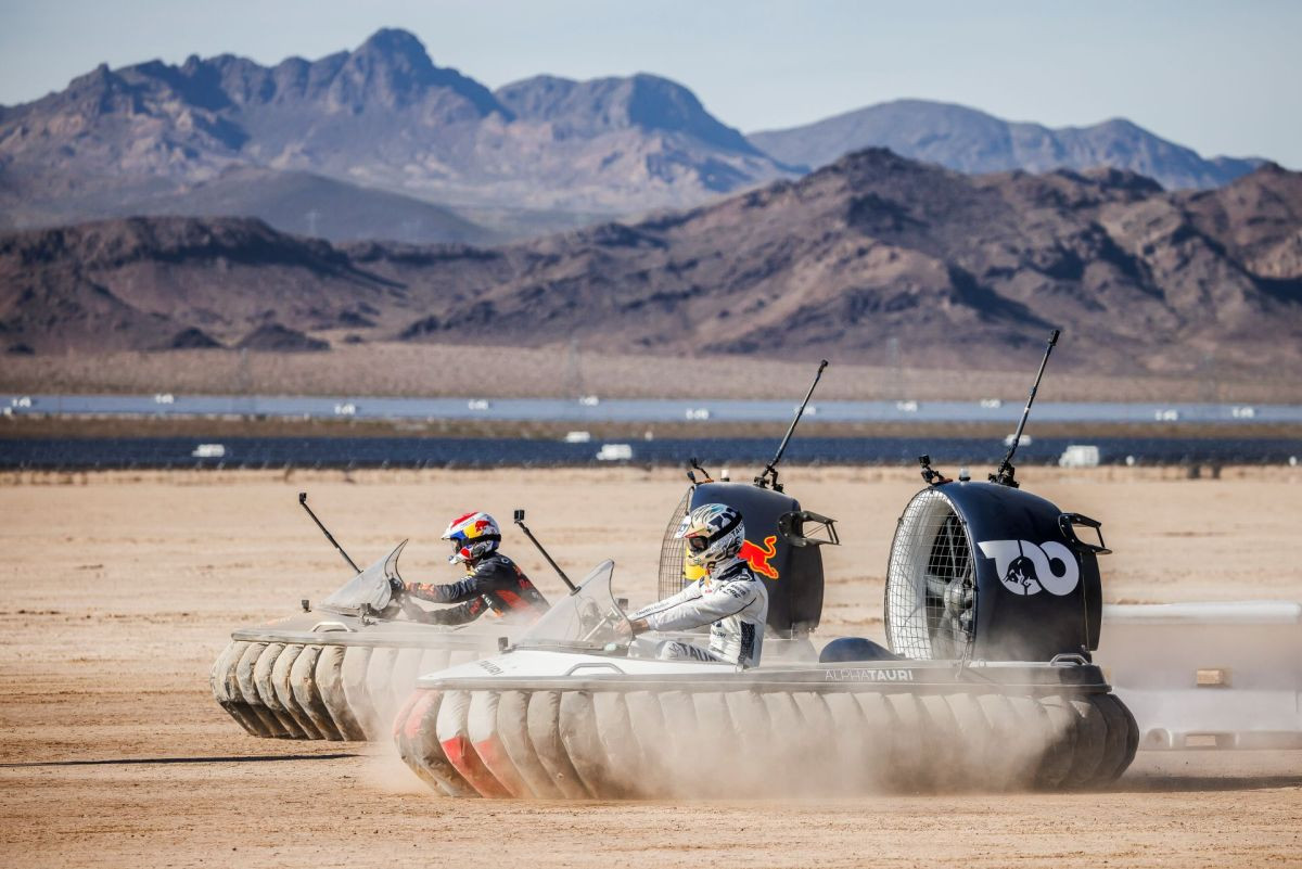 Vozači Formule 1 u uzbudljivoj utrci hovercraftima u pustinji Nevade