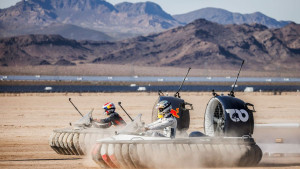 Vozači Formule 1 u uzbudljivoj utrci hovercraftima u pustinji Nevade