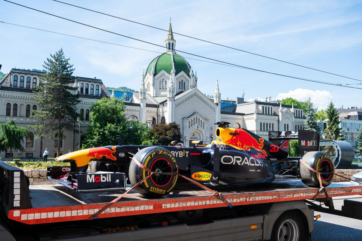 Karavan Red Bull Racinga prošao ulicama Sarajeva i najavio Red Bull Showrun Karavan Red Bull Racinga prošao ulicama Sarajeva i najavio Red Bull Showrun