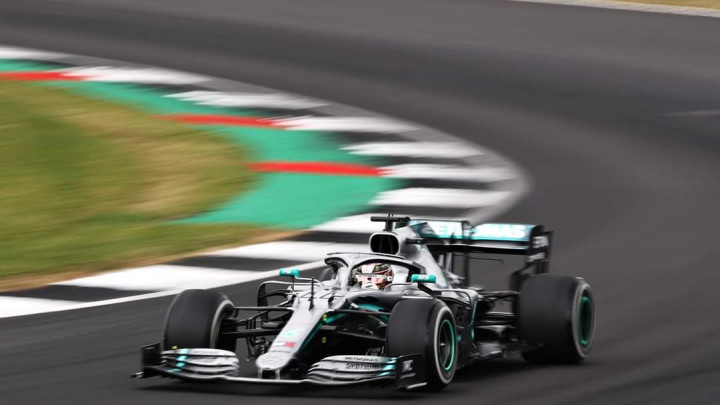 Lewis Hamilton slavio na stazi u Silverstoneu, utrku obilježio incident između Vettela i Verstappena