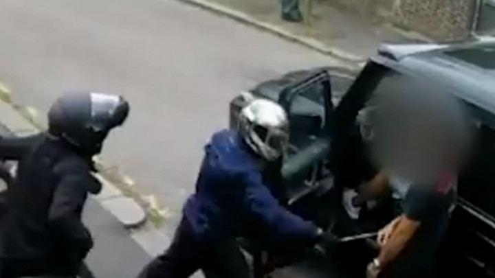 Da li ste vidjeli novi snimak? Kolašinac na prijetnje hladnim oružjem i "bockanje" nije ni trepnuo