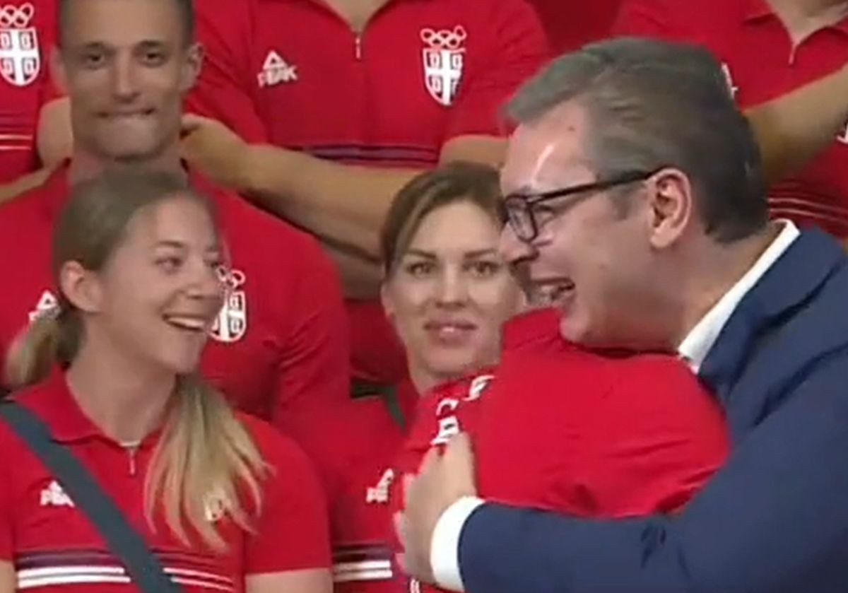Najsimpatičniji srpski košarkaš potrčao Vučiću u zagrljaj: "Kakav uvlakač" Najsimpatičniji srpski košarkaš potrčao Vučiću u zagrljaj: "Kakav uvlakač"