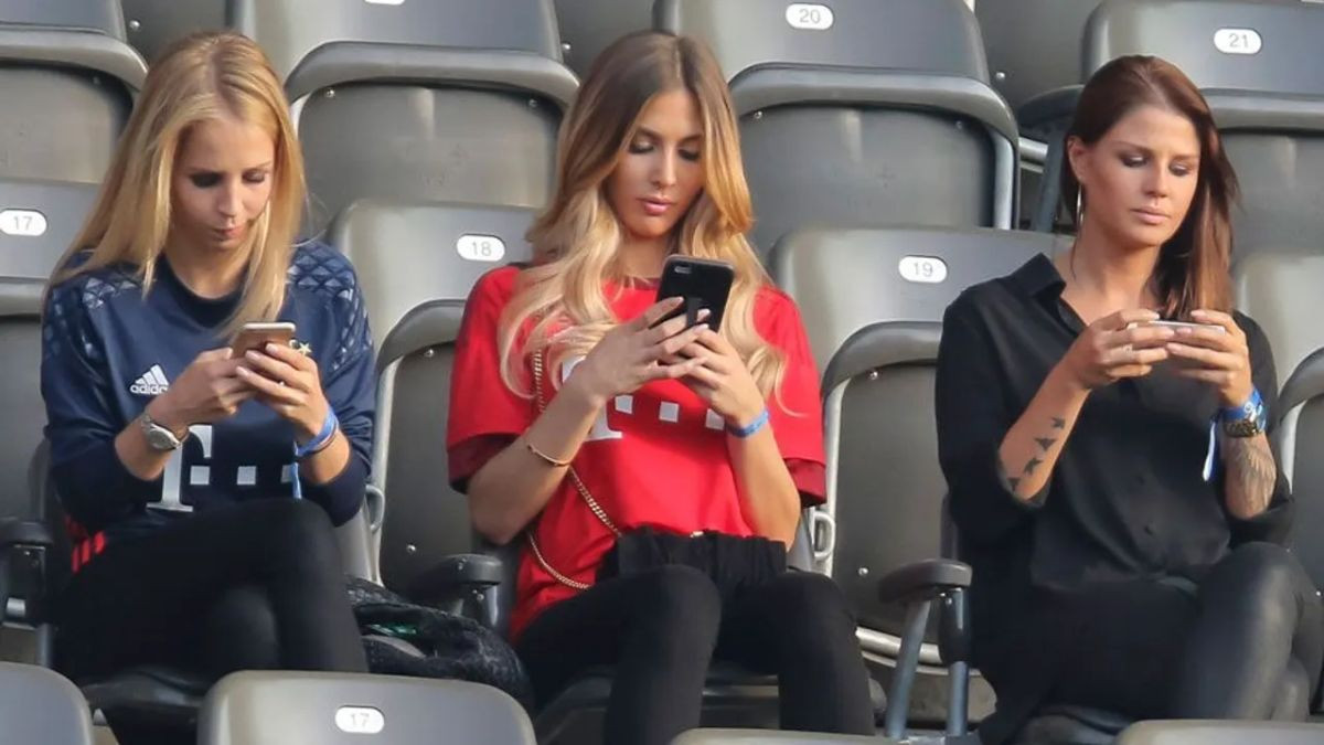 Kad mrak padne na oči: Žene slavnih fudbalera su držale mobitele, a onda je stigla poruka...