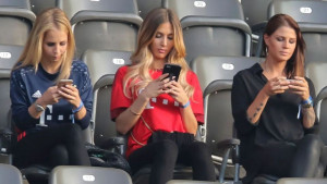 Kad mrak padne na oči: Žene slavnih fudbalera su držale mobitele, a onda je stigla poruka...