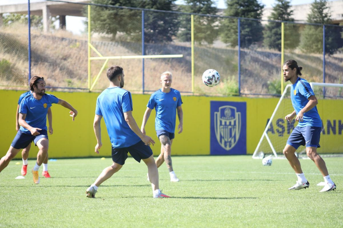 Apsolutni rekorderi: Turski superligaš za nekoliko sati predstavio osam pojačanja Apsolutni rekorderi: Turski superligaš za nekoliko sati predstavio osam pojačanja