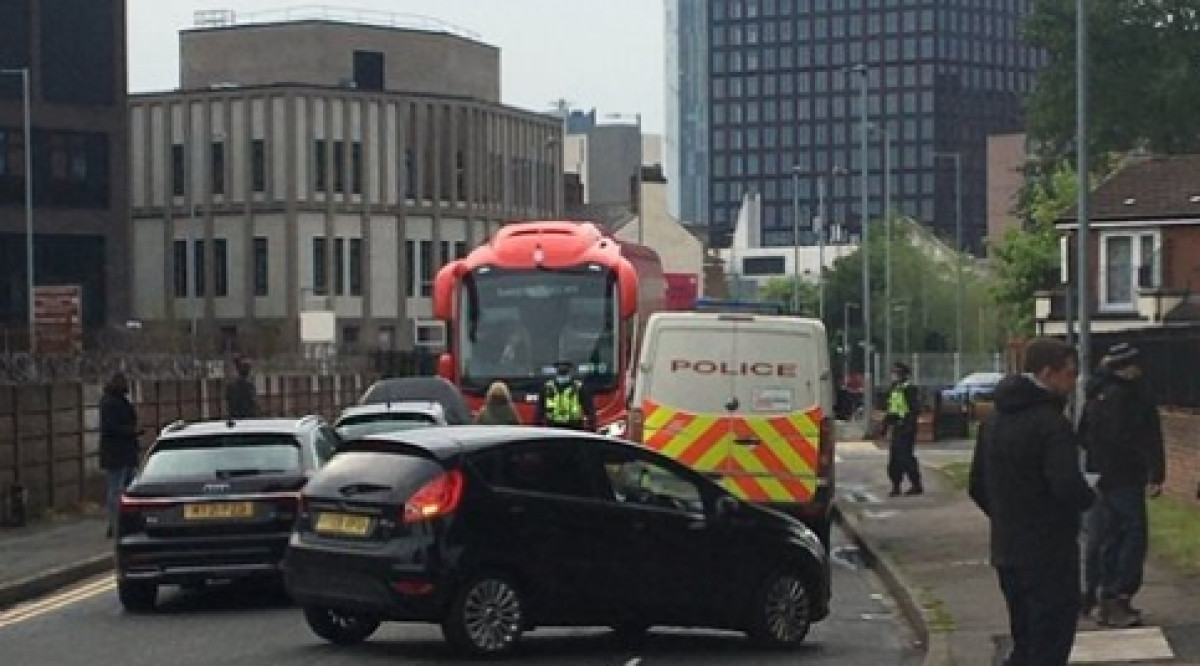 Nova akcija navijača Uniteda: Automobilima blokirali autobus Liverpoola