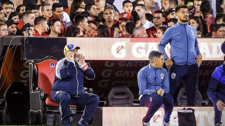 Maradona poput kralja u fotelji pored terena gledao veličanstvenu pobjedu svog tima