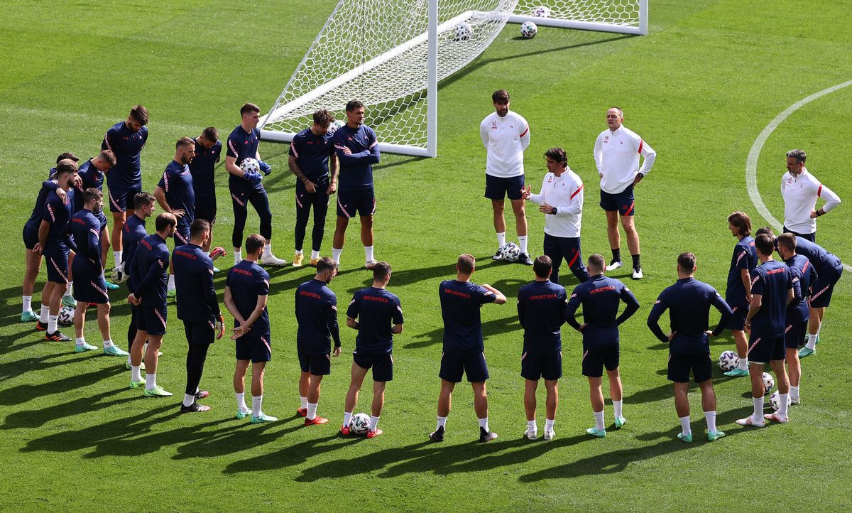 Zlatko Dalić objasnio zašto nema određenih igrača na popisu, a zatim je ispraćen ovacijama Zlatko Dalić objasnio zašto nema određenih igrača na popisu, a zatim je ispraćen ovacijama