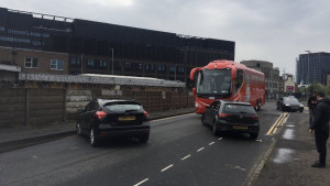 Bruka navijača Manchester Uniteda: Zaustavili pogrešan autobus Liverpoola i probušili mu gume