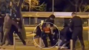 Policajac u Splitu nokautirao djevojku koja je bila na koljenima