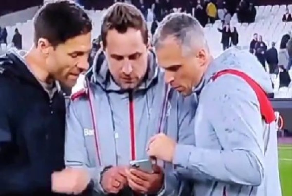 Xabi Alonso i pomoćnici gledaju u mobitel - Uslijedila je scena koja je naljutila sve u Romi