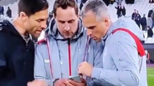 Xabi Alonso i pomoćnici gledaju u mobitel - Uslijedila je scena koja je naljutila sve u Romi