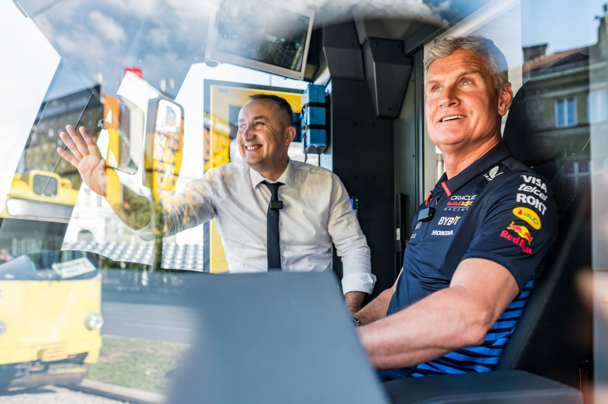 David Coulthard zamijenio F1 bolid tramvajem i vozio građane Sarajeva uoči Red Bull Showrun David Coulthard zamijenio F1 bolid tramvajem i vozio građane Sarajeva uoči Red Bull Showrun