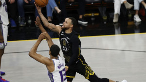 76ersi na pobjedu od prolaza, Curry na vrijeme 'poludio', Booker uništio Clipperse