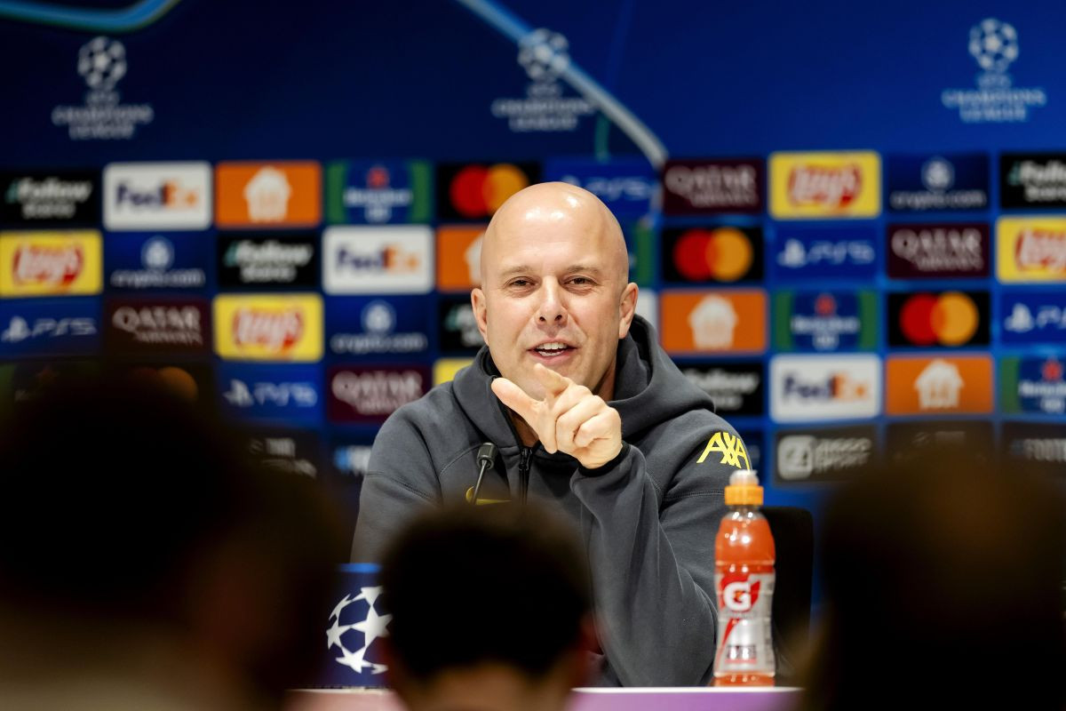 Arne Slot prekinuo šutnju i otkrio zbog čega mu je Michael Oliver pokazao crveni karton