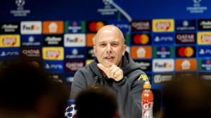 Arne Slot prekinuo šutnju i otkrio zbog čega mu je Michael Oliver pokazao crveni karton
