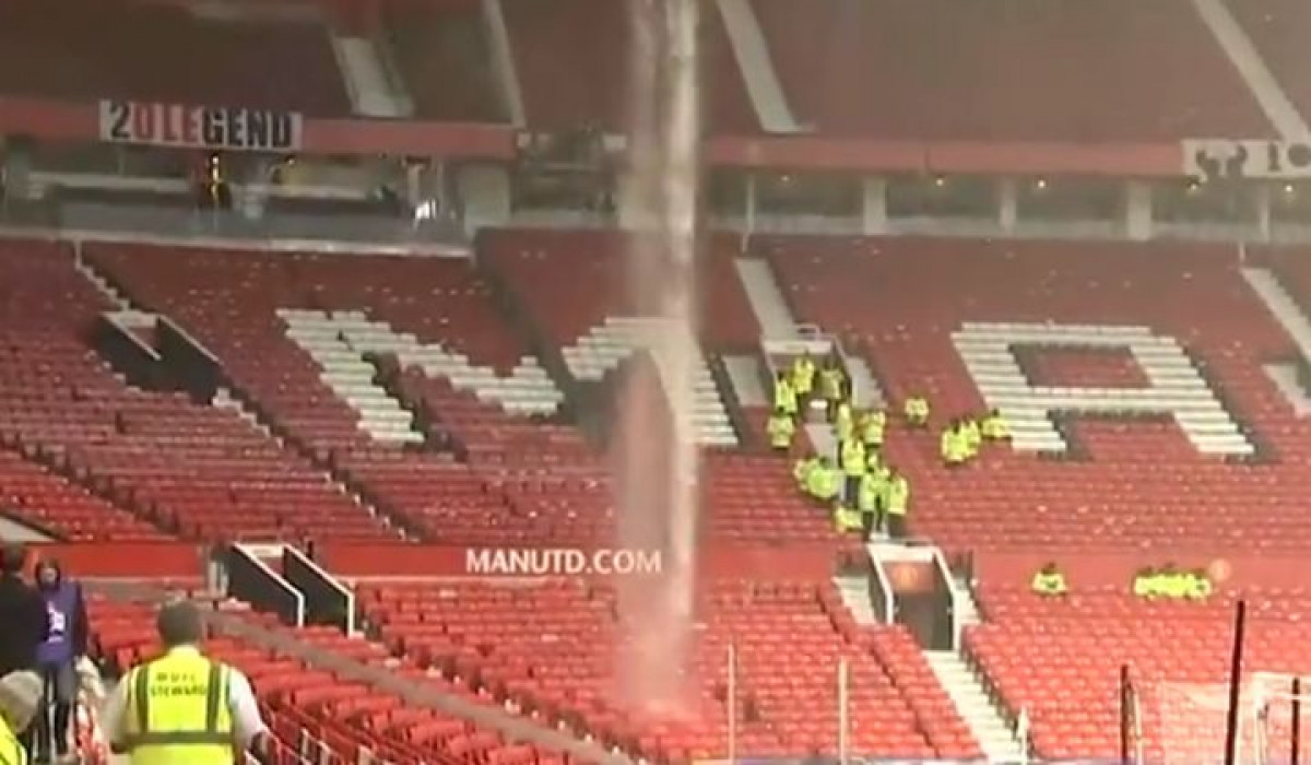 Oluja pogodila Manchester: Oštećen krov Old Trafforda pred utakmicu sezone!