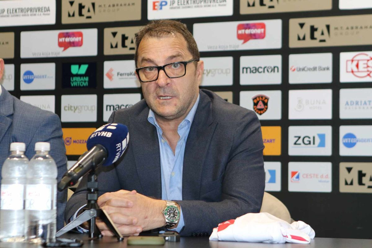 Petrović na predstavljanju: "Advocaat mi je priznao da ga je stid što je onako govorio o Zrinjskom" Petrović na predstavljanju: "Advocaat mi je priznao da ga je stid što je onako govorio o Zrinjskom"