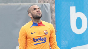Dani Alves sinoć nije ni igrao, a stadion na kraju napustio s dresom igrača Napolija