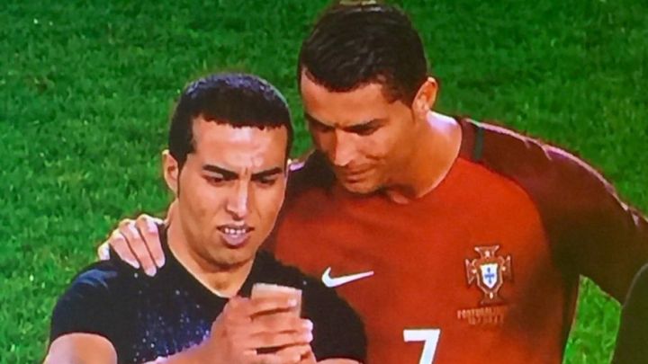 Navijač utrčao na teren zbog selfija s Ronaldom