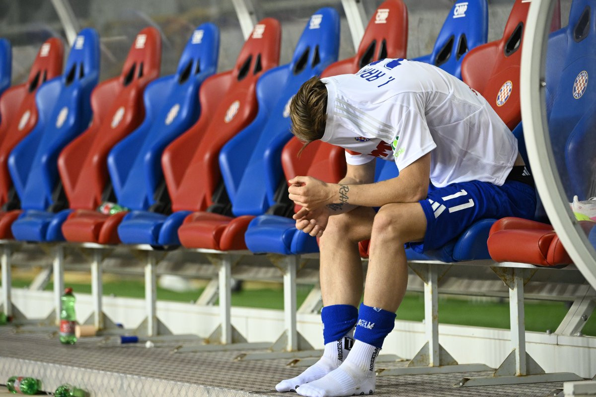 Sve sluti na najgore! Skrhani Ivan Rakitić je skinuo kopačke, pokrio dres licem, a onda...