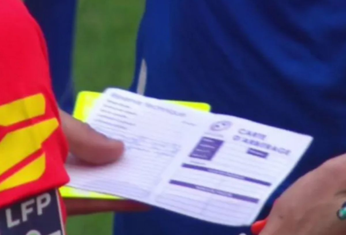 Nezapamćeno u fudbalu: Kapiten Auxerrea iskoristio manje poznato pravilo, sudiji je dao papirić... Nezapamćeno u fudbalu: Kapiten Auxerrea iskoristio manje poznato pravilo, sudiji je dao papirić...